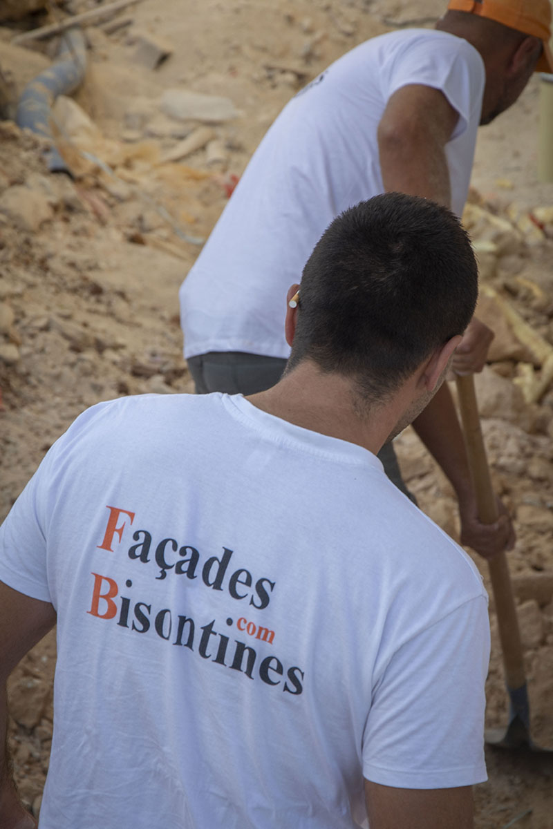 Equipe Façades Bisontines sur un chantier d'isolation à Besançon